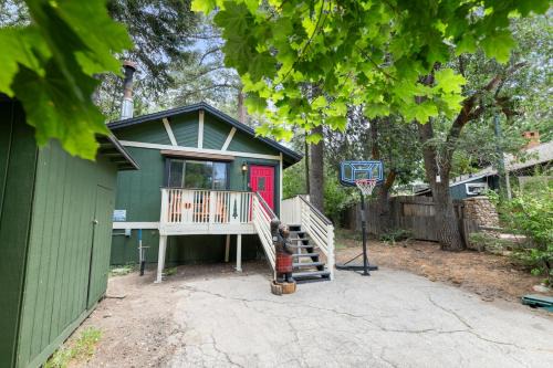 Moonridge House | Bear Cave - Cute and cozy with a hot tub!