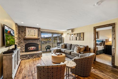Steamboat Springs Apartment | Bear Claw 308 - Premier Ski-in Ski-out, Winter Shuttle & Slope-views!