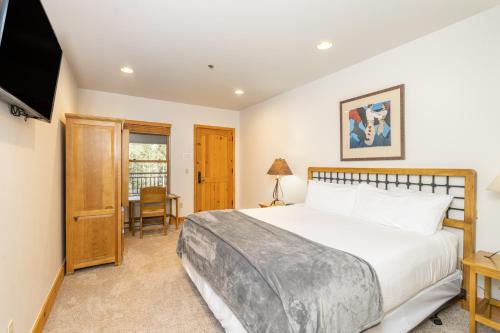 Mountain Village Hotel | Bear Creek Lodge 110B Hotel Room