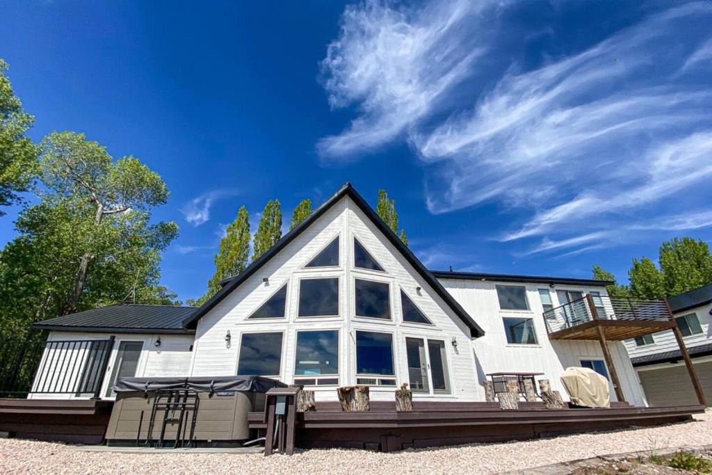 Garden City House | Bear Foot Beach House-Beautiful Views on the Lake