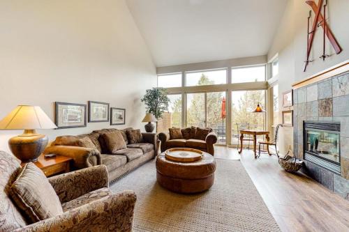 Redmond House | Beautiful Eagle Crest townhouse with stunning views & shared pools & hot tubs