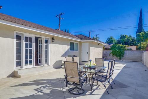 Fullerton House | Beautiful Remodel 3 Bedroom 2 bathroom Home with Pool & Jacuzzi