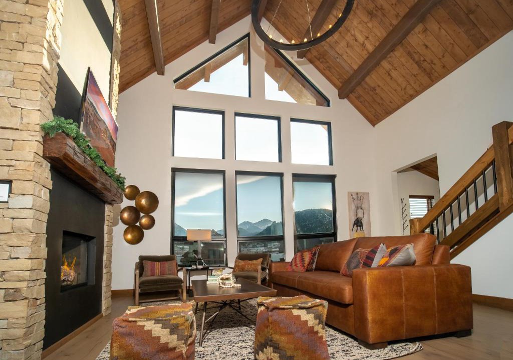 Estes Park House | Beautiful Views! Jacuzzi, Indoor/Outdoor Fireplace, Steps to Lake Estes