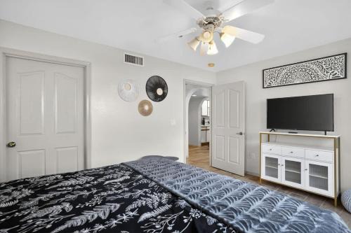 Oak Creek House | Bell Rock Casita King Size Bed w Cozy Fireplace