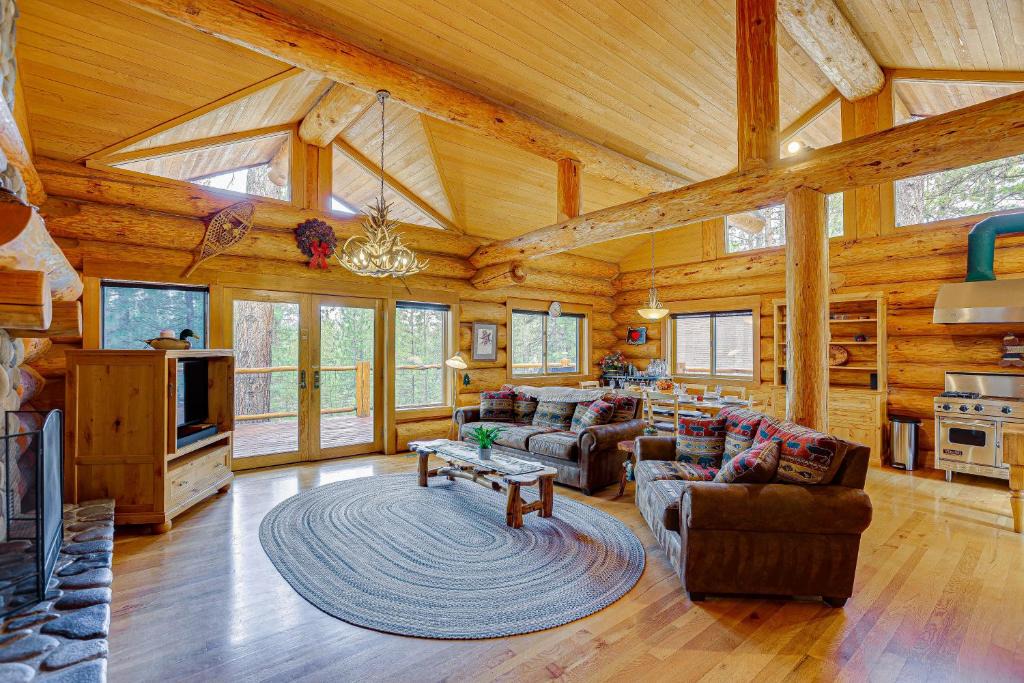 Sunriver House | Bend Getaway with Cozy Fireplace