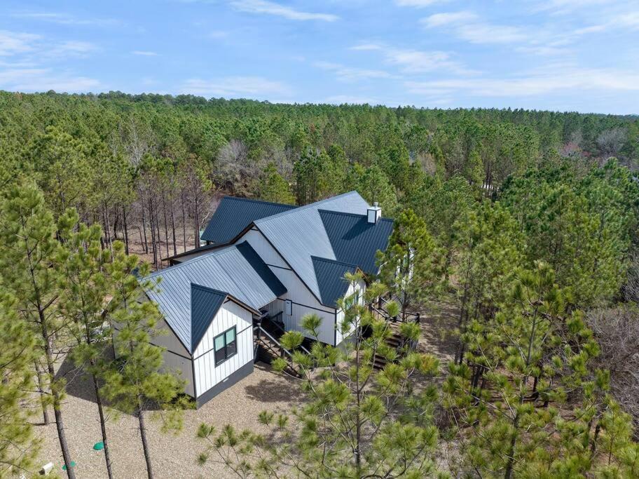 Broken Bow House | Billiard Breezeway - Stunning Detached Gameroom!