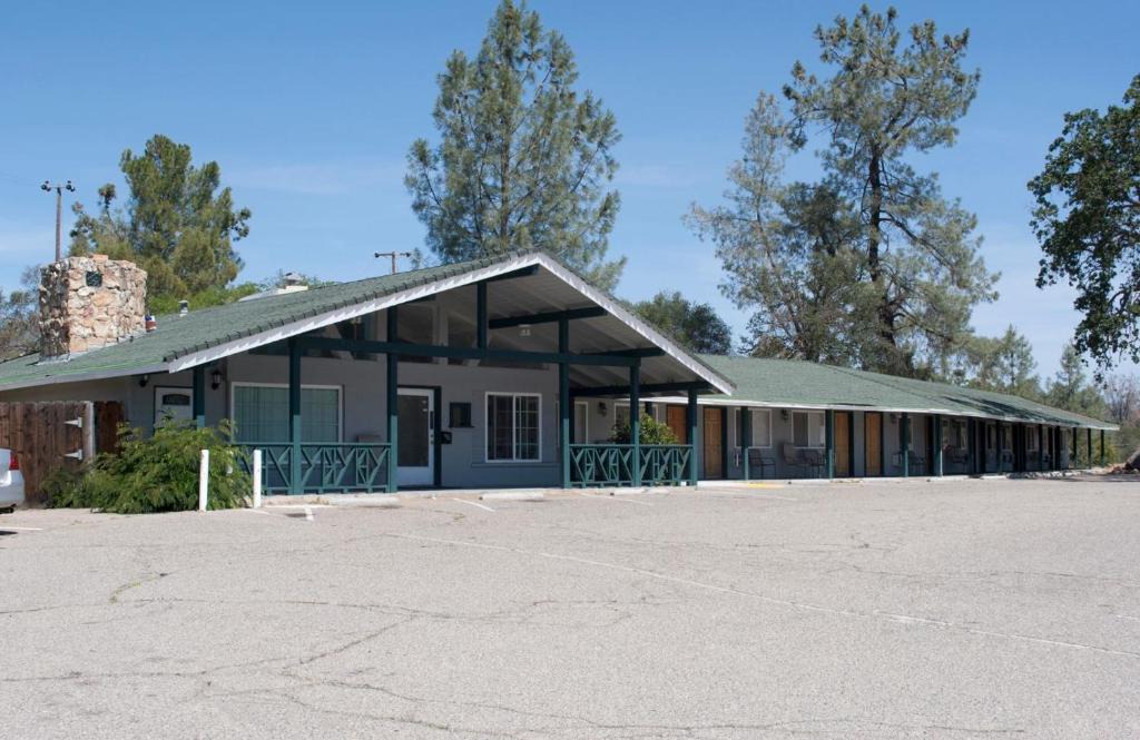 Coarsegold Hotel | Black Hawk Lodge