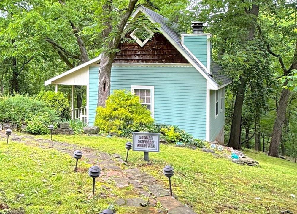 Eureka Springs Historic District House | Blue Crystal Hideaway BnB