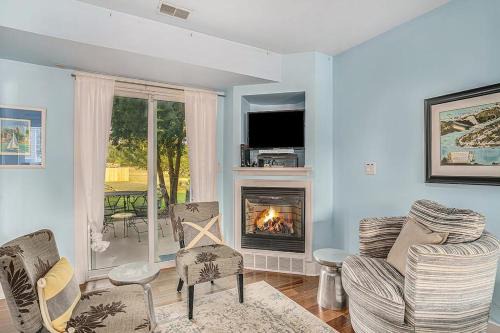 Douglas House | Bluebird Condo