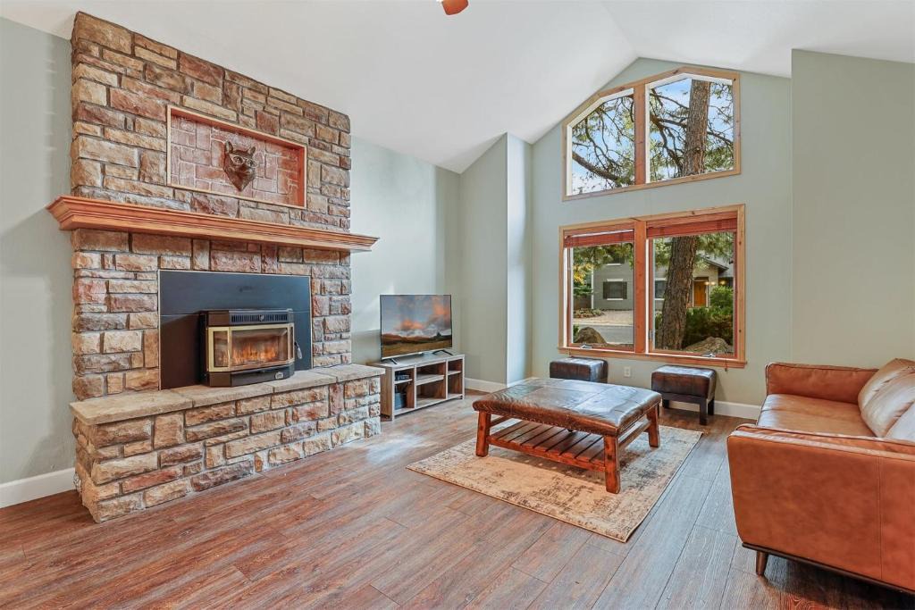 Flagstaff House | Bluebird Song Prime Flagstaff Location Outdoor Retreat with Fenced Yard and Firepit