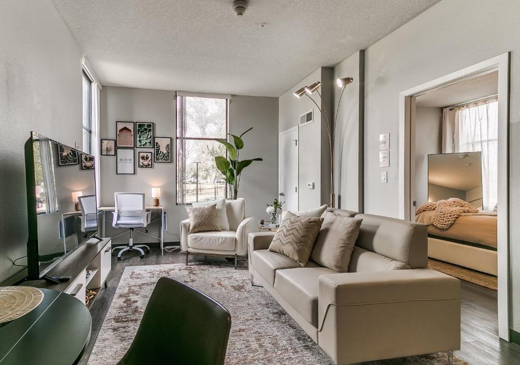 Downtown Des Moines Apartment | Boho, Walk East Village, Downtown, Free Parking