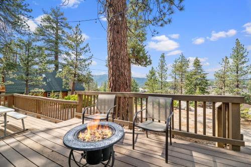 Boulder Bay House | Boulder Bear - Modern mountain home in a desirable area of Big Bear with peek-a-boo lake views