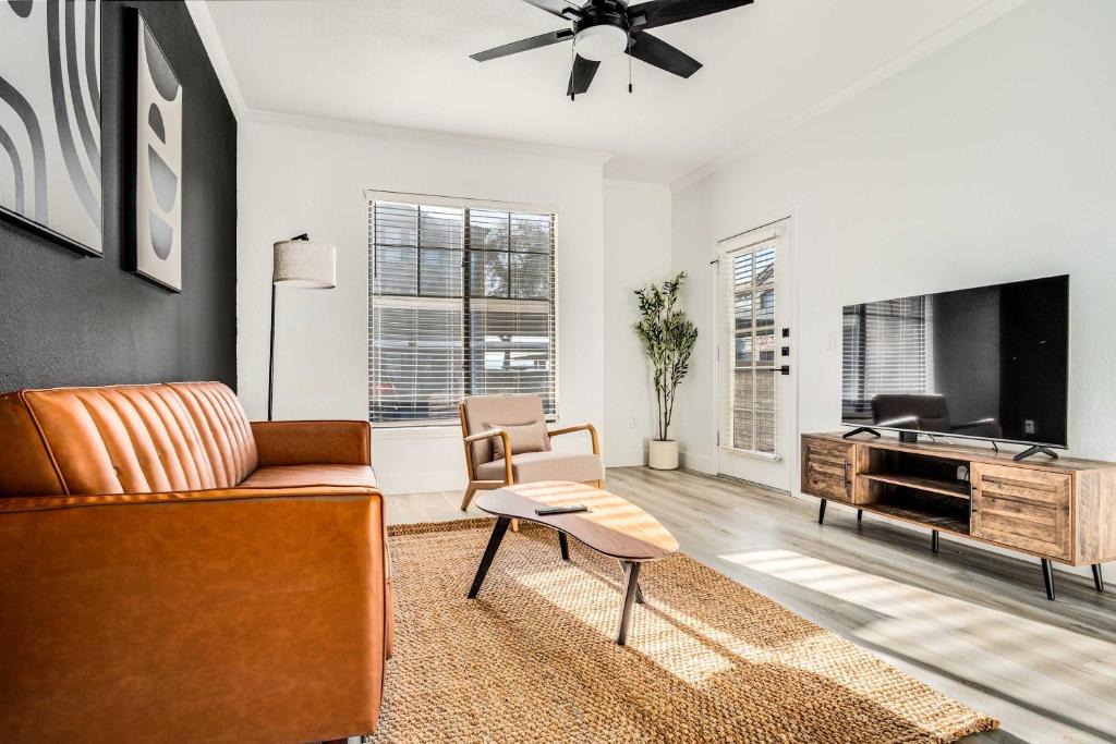 Glendale Sports and Entertainment District Apartment | Boulevard Stays 1BR by Stadium Pool Parking Gym 01