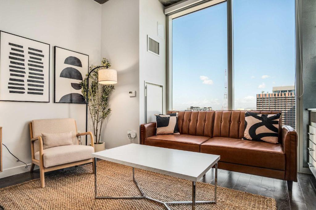 Downtown Phoenix Apartment | Boulevard Stays Downtown Highrise STU Sky Pool Parking Gym 15