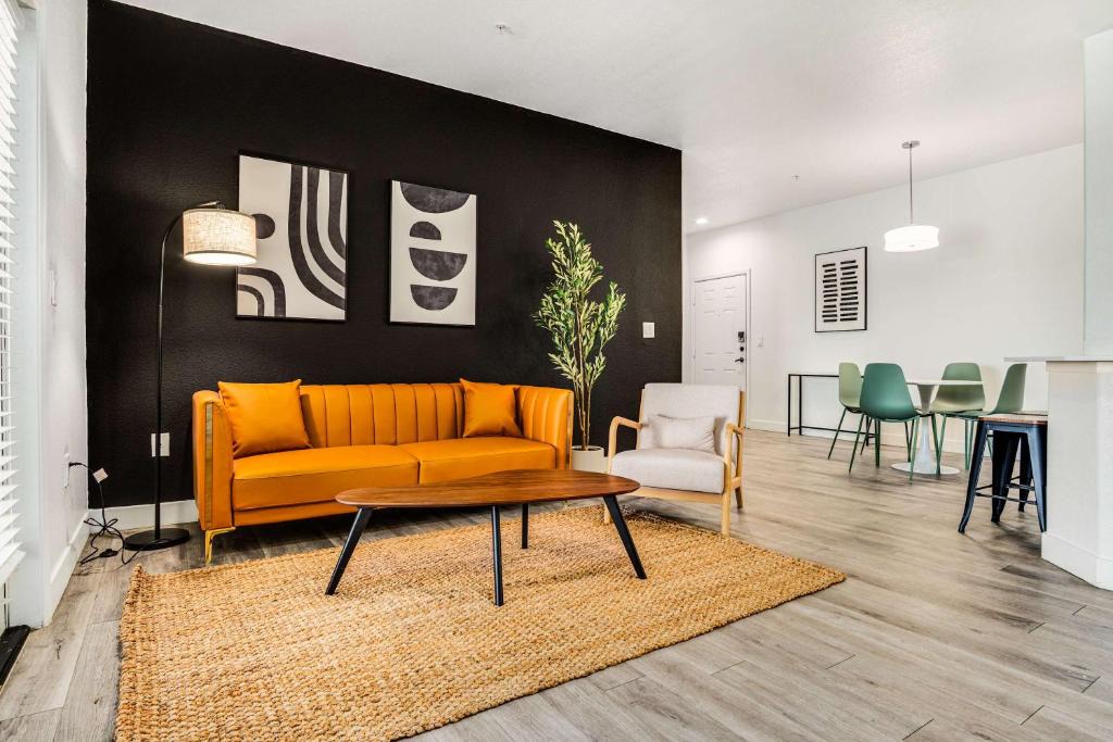 Glendale Sports and Entertainment District Apartment | Boulevard Stays Luxe 2BR by the Stadium Pool Parking Gym 06