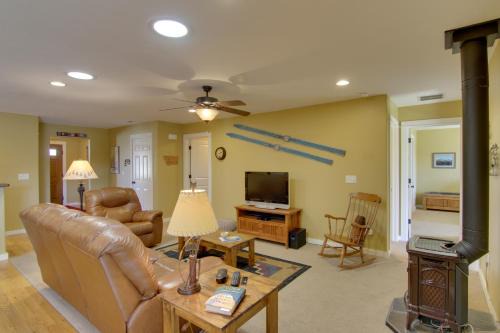 Four Corners House | Bozeman Condo w/Grill ~ 2 Mi to Hot Springs!