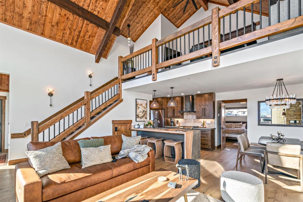 Estes Park House | Brand NEW Located on Lake Estes Private Jacuzzi Two Patios Indoor and Outdoor Fireplace