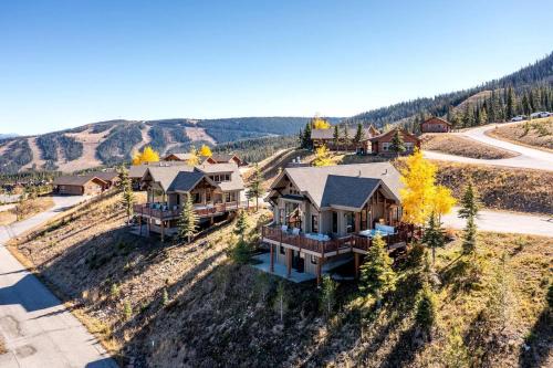 Big Sky House | Breathtaking Secluded Cabin with Hot-tub, Fireplace and Stunning Views in Big Sky, Montana