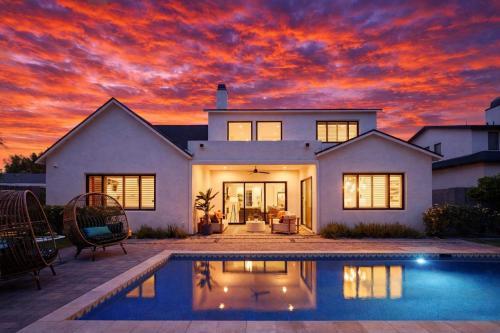 Wilshire Terrace House | Breeze - Sparkling Pool - Mins to Old Town