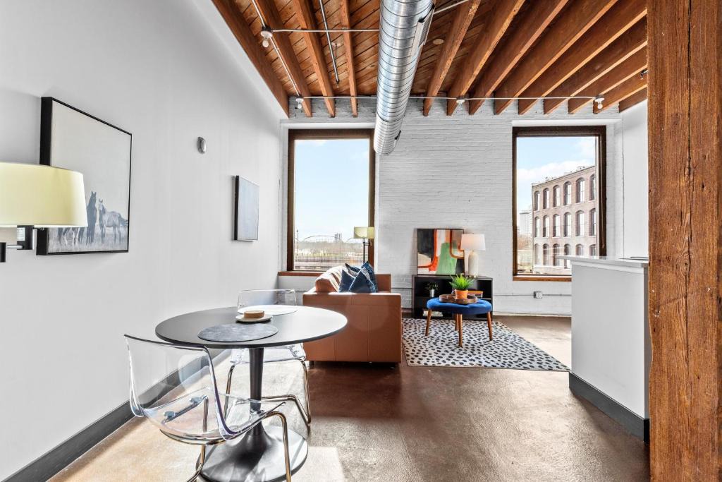 Downtown St. Louis Apartment | Brick & Bed Riverfront Lofts, P 4I
