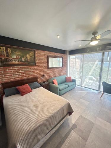 Queretaro Apartment | Brick Box Studio con Terraza