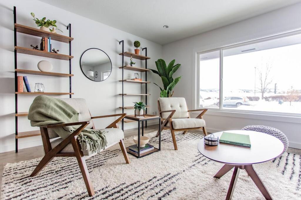 Bozeman House | Bridger Hawk - Mid-Century Classic (NEW)