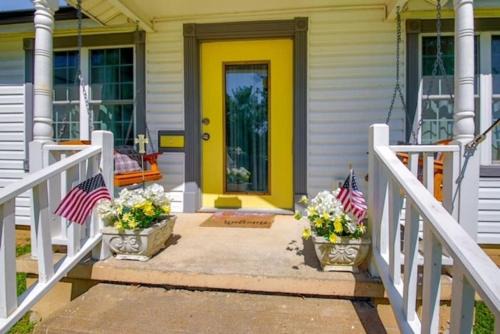 Brighton House | Brighton Bungalow Historic Town Square Charm Near Memphis Sleeps 6