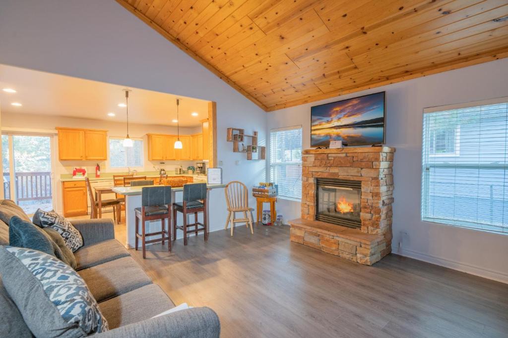 Sugarloaf House | Brown Bear Lodge