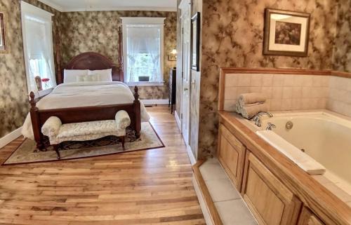 Eureka Springs Historic District Apartment | Brownstone Spring Suite - Double Spa Tub Parking