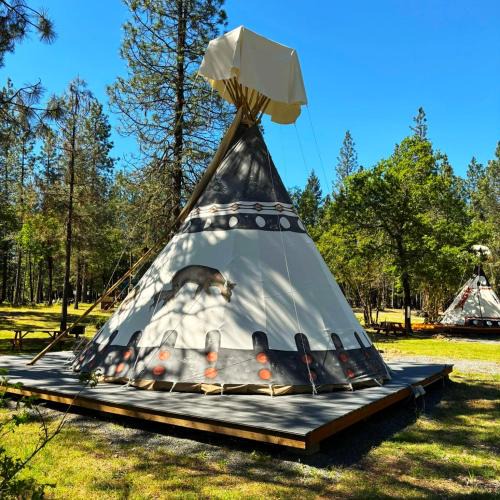 Cave Junction Other | Buck and Does Tipi - 20' - Sleeps up to 4