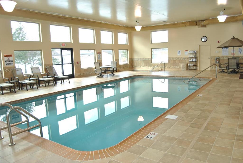 Thief River Falls Hotel | C'Mon Inn