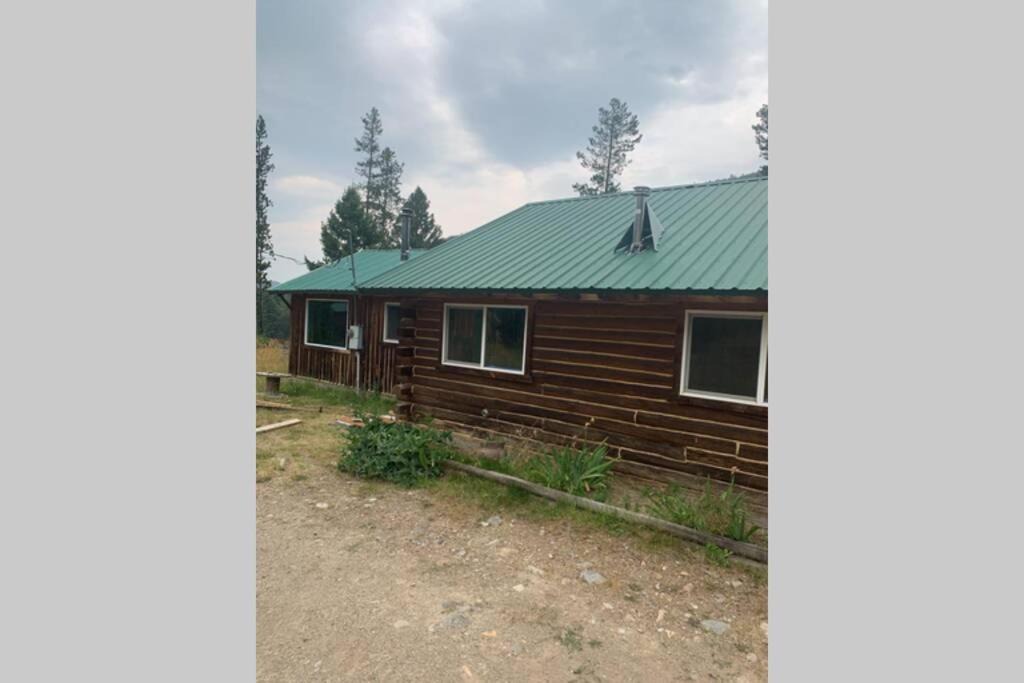 Four Range House | Cabin bordering National Forest
