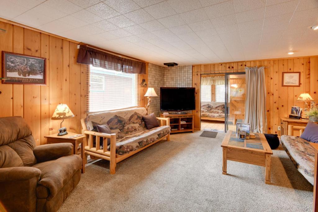 West Yellowstone House | Cabin Less Than 1 Mi to Yellowstone Nat'l Park!