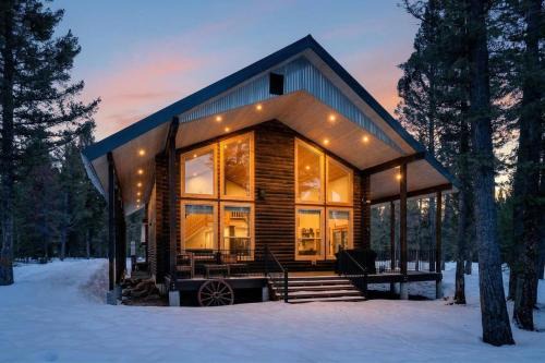 Island Park House | Cabin on The Rocks - Luxe Cabin with Hot Tub, Game Room, Frisbee Golf