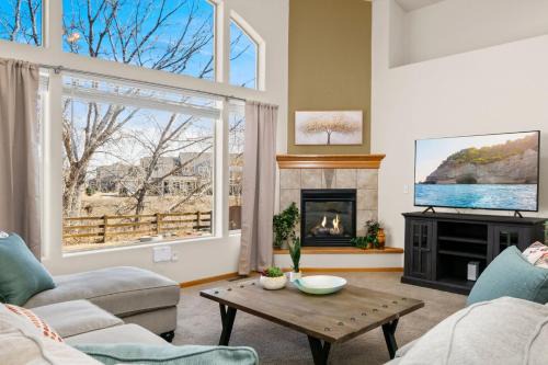 Loveland House | Cabin-Style Group Retreat Near RMNP, Lakes and Golf