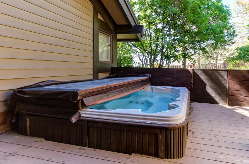 Cottonwood Heights Apartment | Canyon Racquet Club A-2