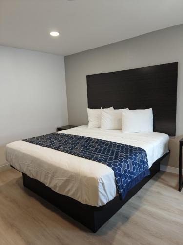Chandler Hotel | Casa Blanca Inn and Suites