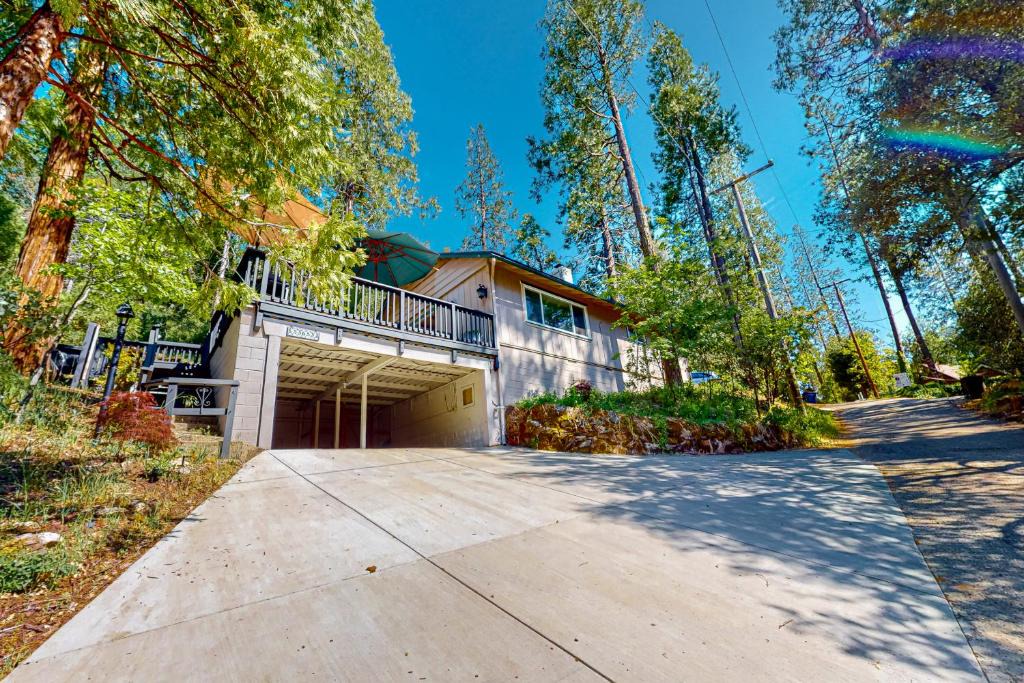 Bass Lake House | Casa de la Montaña