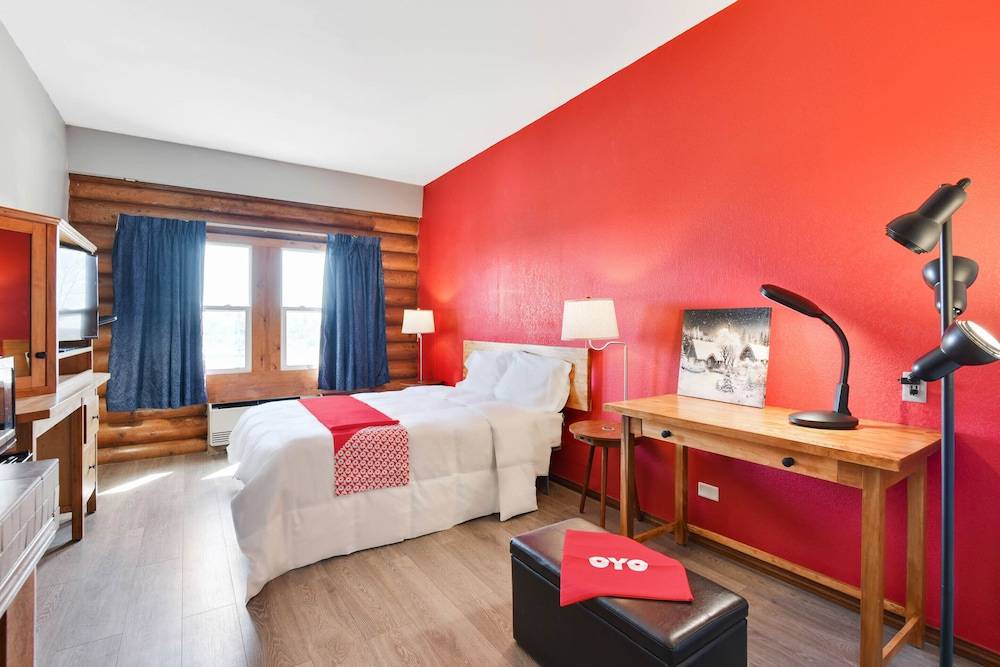 Quad Cities Hotel | Casa Loma inn & Suites by OYO Davenport IA Near I-80