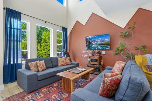 Old Town North House | Casa Tierra Walk to Old Town via Poudre River Trail