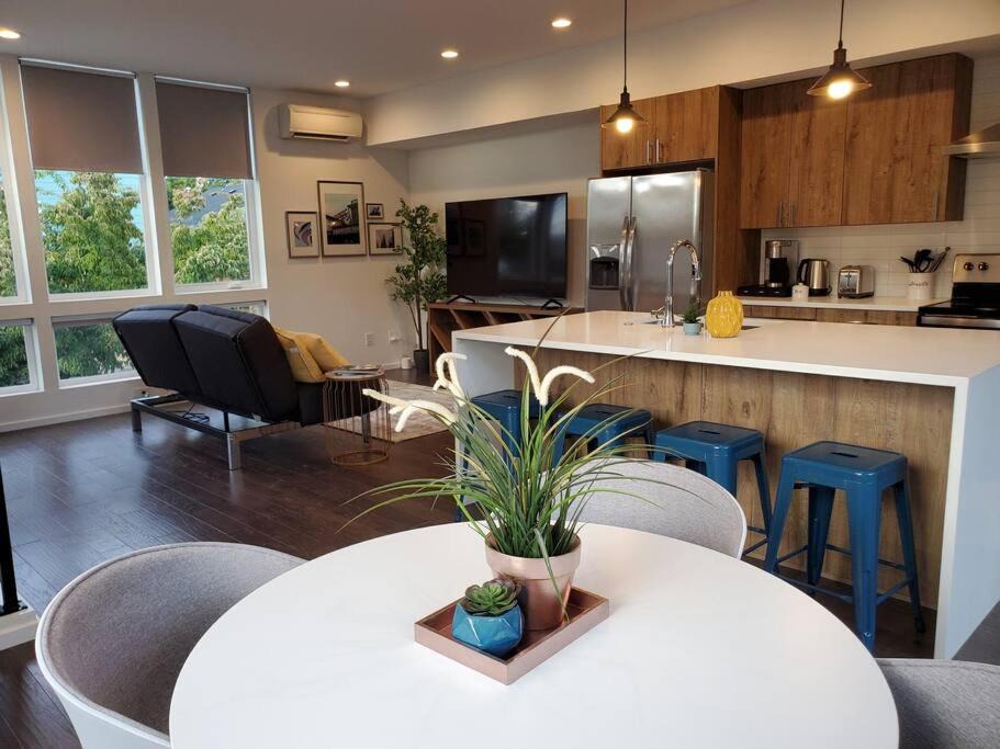 Fairmount Park Apartment | Casper King Bed w/Private office & Rooftop Deck