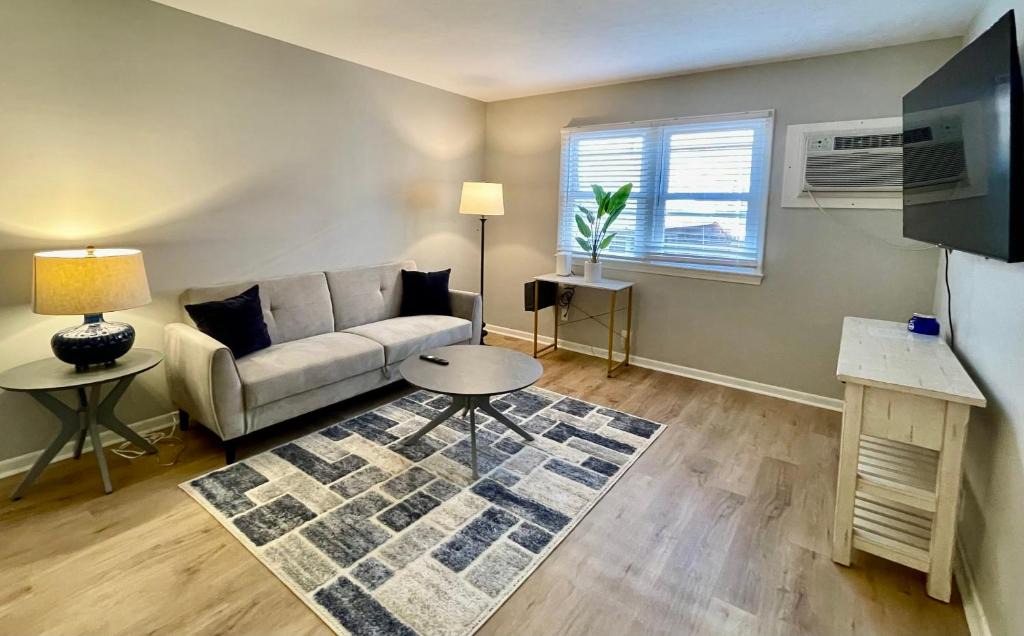 Joslyn Castle Apartment | Cathedral 1-Walking Distance to UNMC
