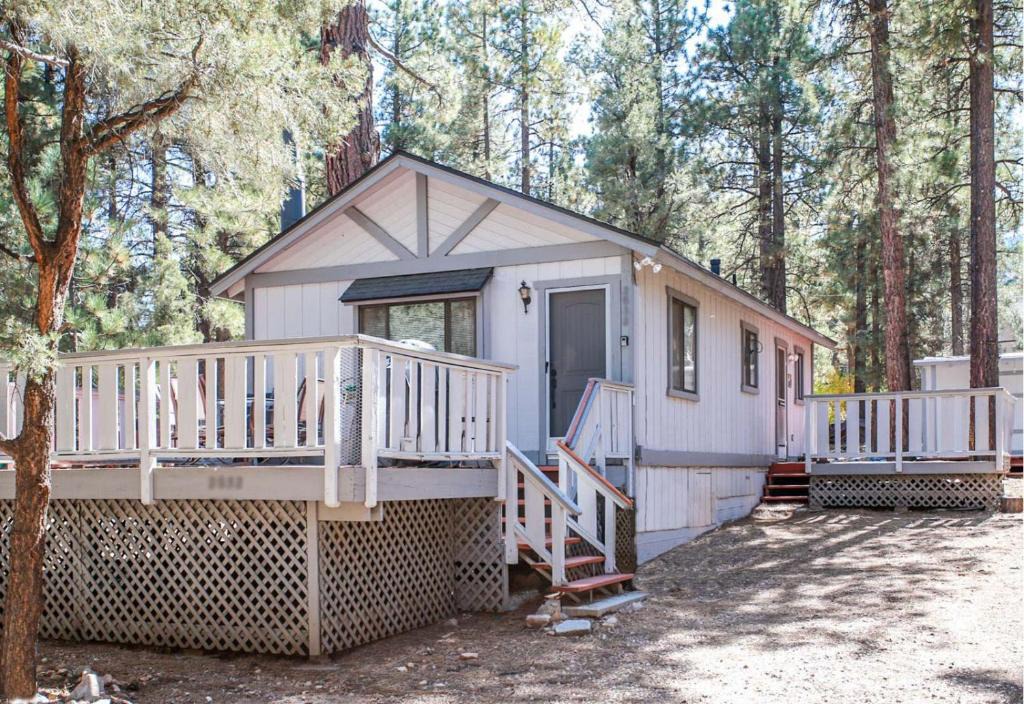 Big Bear House | Cedar Pines - Mountain home in a tree filled neighborhood with WIFI
