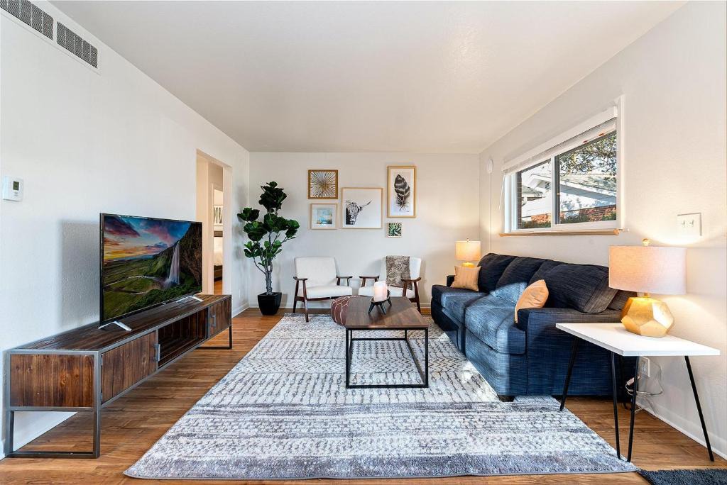 University Acres Apartment | Centrally Located Townhome Near PVH - Dog Friendly
