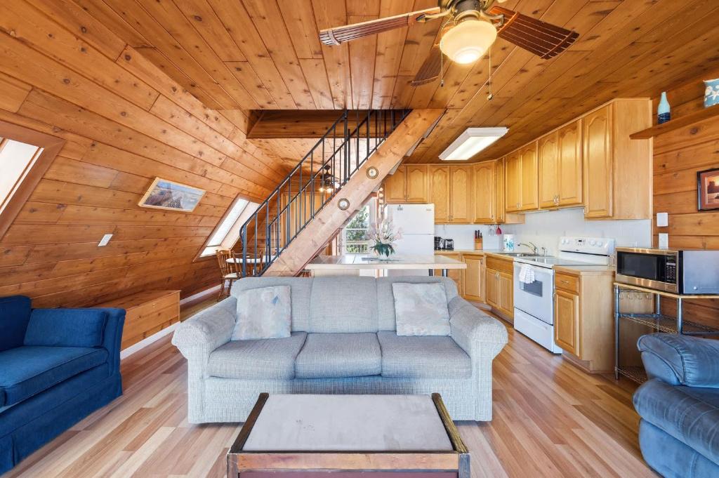 Stevensville Ski Chalet | Chalet #34 Deck Views Pool Games & More