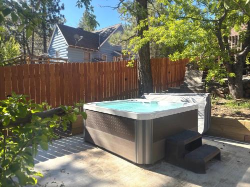 Big Bear Lake Ski Chalet | Chalet Des Ours -Comfortable and spacious home with WIFI! Close to everything!