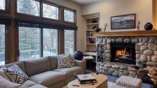 Highlands Townhomes House | Chalet Fortessa