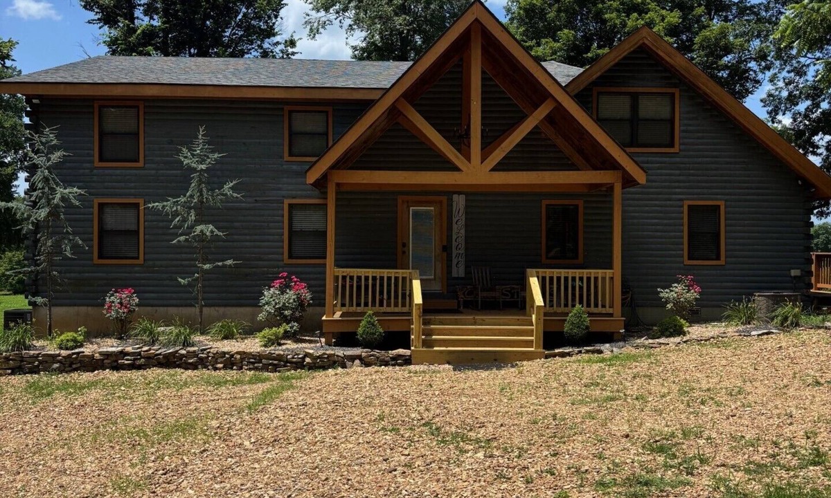 Doniphan Cabin | Charming and spacious 7-bedroom cabin with many accomadations on Current River.