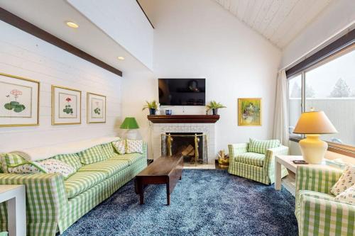Black Butte Ranch House | Charming Black Butte Ranch getaway on the golf course dog-friendly with AC