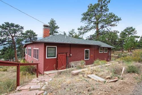 Estes Park House | Charming Cabin with Full Kitchen, Furnished Deck, & Incredible Views